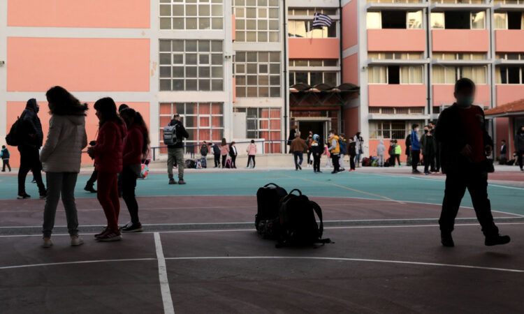 Σχολεία: Τι ώρα είναι ο αγιασμός – Αλλάζει η ώρα στο σχόλασμα των μαθητών