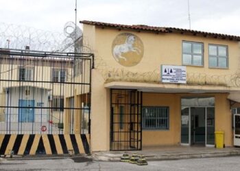 Αιματηρή συμπλοκή και μαχαιρώματα μεταξύ κρατούμενων στις φυλακές της Λάρισας