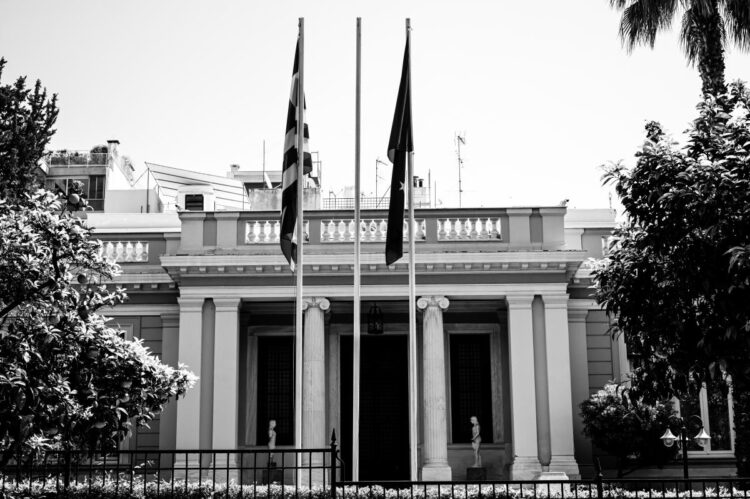 Νέα «λίστα Πέτσα»: Σκορπάνε 26,8 εκατ. ευρώ στα ΜΜΕ με πρόσχημα τις φυσικές καταστροφές – Αέρας κοπανιστός για ενημέρωση των πολιτών