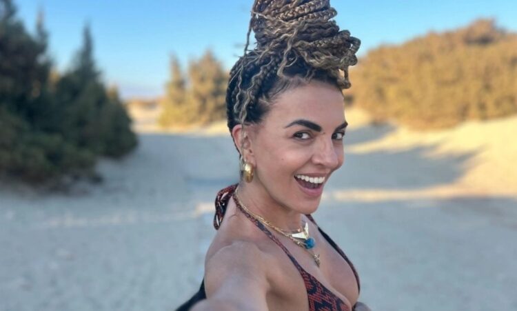 Μαρία Σολωμού: Χόρεψε με τα κύματα στην Σαντορίνη