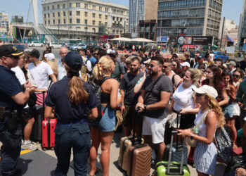 Ένταση και καθυστέρηση στον Πειραιά: Επιβάτες ανέβηκαν στον καταπέλτη πλοίου για να διαμαρτυρηθούν