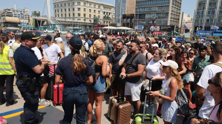 Ένταση και καθυστέρηση στον Πειραιά: Επιβάτες ανέβηκαν στον καταπέλτη πλοίου για να διαμαρτυρηθούν