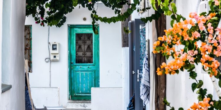 “Με το κυάλι” βλέπουν οι Έλληνες τα ακίνητα στα νησιά: Σε δυσθεώρητα ύψη οι τιμές, οι ακριβότερες περιοχές