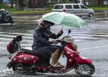 Τεράστια εκκένωση παραθαλάσσιων περιοχών στο Βιετνάμ καθώς πλησιάζει ο τυφώνας Κατζίκι
