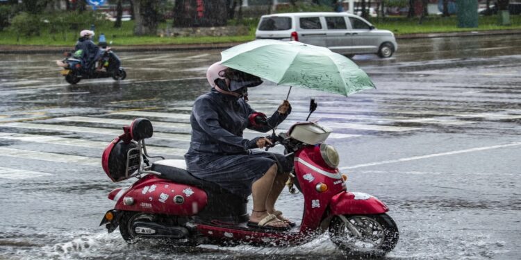 Τεράστια εκκένωση παραθαλάσσιων περιοχών στο Βιετνάμ καθώς πλησιάζει ο τυφώνας Κατζίκι