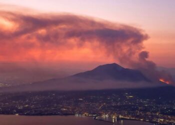 Πύρινη λαίλαπα στον Βεζούβιο: Καίγεται το Εθνικό Πάρκο
