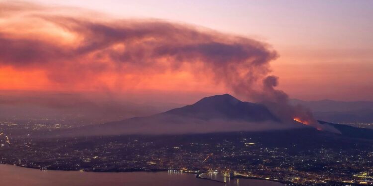 Πύρινη λαίλαπα στον Βεζούβιο: Καίγεται το Εθνικό Πάρκο