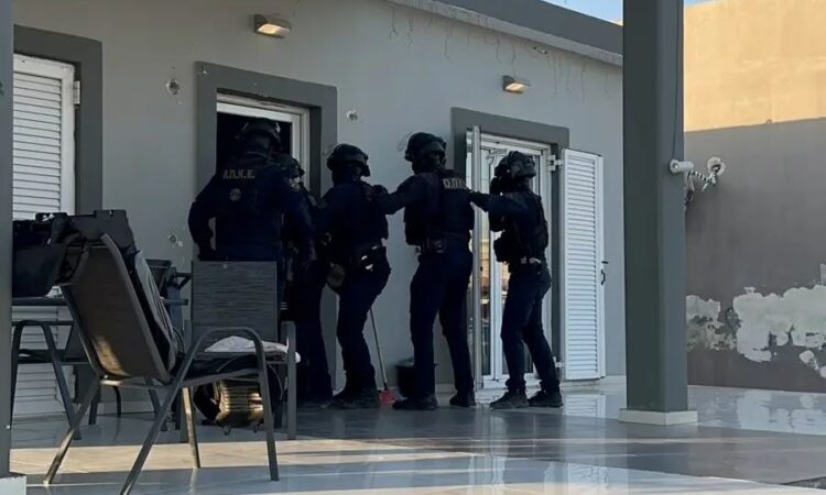 Ασπρόπυργος: Χειροπέδες σε 12 άτομα για ρευματοκλοπή