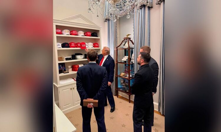 Ο Τραμπ έδειξε στον Ζελένσκι και στον Μακρόν τη συλλογή του από καπέλα