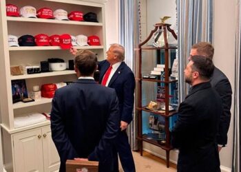 Ο Τραμπ έδειξε στον Ζελένσκι και στον Μακρόν τη συλλογή του από καπέλα