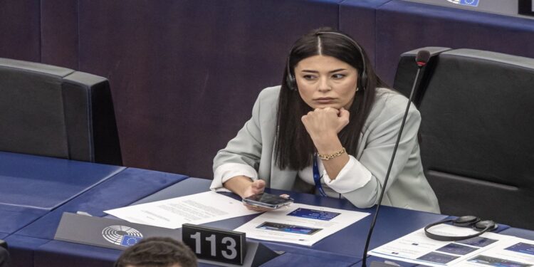 Λατινοπούλου: «Μας χτύπησε και μας εγκατέλειψε – Έβαλα κολλάρο για 3 ώρες» – Συνελήφθη ο 35χρονος οδηγός που την τράκερε