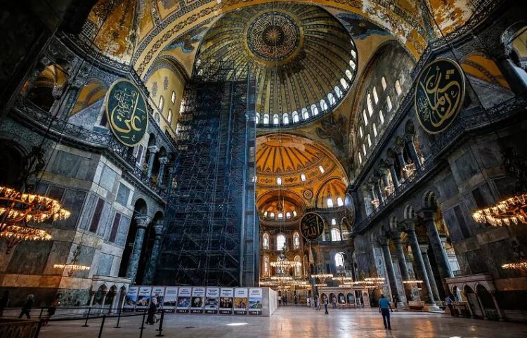 Απόπειρα εμπρησμού μέσα στην Αγιά Σοφιά – Τι συνέβη (βίντεο)