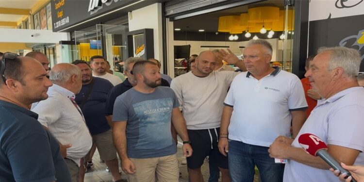 Συγκέντρωση αγροτών έξω από τα γραφεία του ΟΠΕΚΕΠΕ