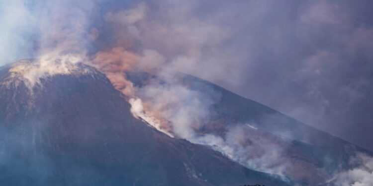 Ιταλία: Νέα έκρηξη της Αίτνας – Ροή λάβας στα 3.000 μέτρα