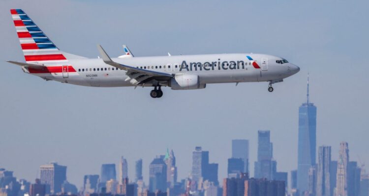 Θρίλερ στον αέρα: Συσκευή επιβάτη έπιασε φωτιά σε πτήση (βίντεο)