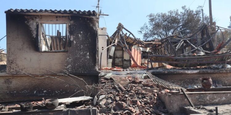 Οι πρώτες αποζημιώσεις από τις φωτιές στην Ανατολική Αττική – Από 2.000 έως 6.000 ευρώ και κάλυψη των πρώτων εξόδων