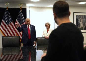 Τραμπ ο «ειρηνοποιός»: Ετοιμάζει συνάντηση Πούτιν – Ζελένσκι και τριμερή για να λύσουν το εδαφικό