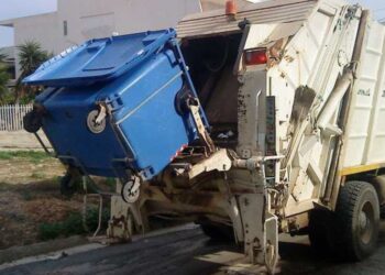 Ασπρόπυργος: Στο νοσοκομείο οδηγός απορριματοφόρου μετά από επίθεση – Τραυματίες 2 ακόμη εργαζόμενοι