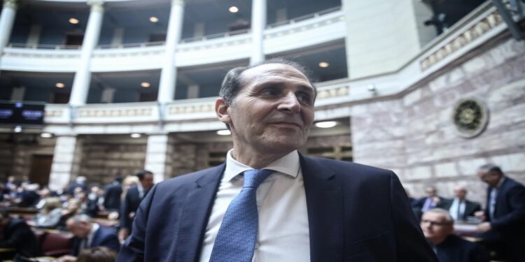 Απόστολος Βεσυρόπουλος: Βοήθησε να μπουν 2.000 απινιδωτές σε σχολεία και κοινότητες