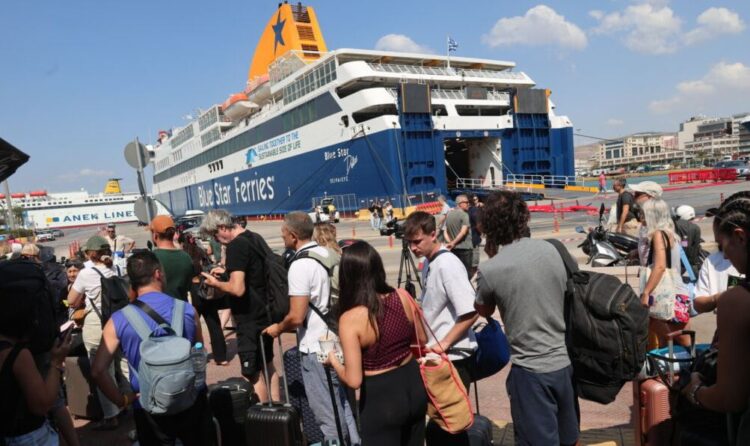 Απαγορευτικό απόπλου: «Λύνουν» τα πλοία για Κυκλάδες – Στις 16:00 οι πρώτες αναχωρήσεις