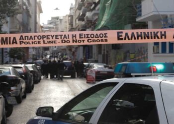 Κολωνός: Επίθεση με γκαζάκια σε είσοδο πολυκατοικίας