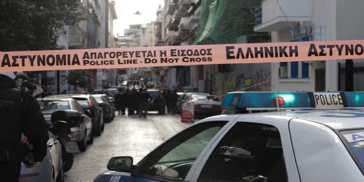 Κολωνός: Επίθεση με γκαζάκια σε είσοδο πολυκατοικίας