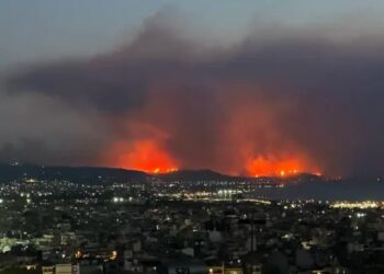 Φλέγεται η χώρα: «Άγρια νύχτα» σε Αχαΐα και Χίο – Τι θα γίνει με τους «πρόσφυγες» των εκκενώσεων – Δύσκολες ώρες σε Ζάκυνθο, Πρέβεζα, Άρτα, Βόνιτσα