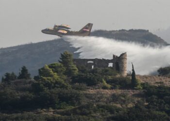 Οι εξελίξεις στα πύρινα μέτωπα: Αναζωπύρωση στην Πρέβεζα – Καλύτερη εικόνα σε Πάτρα και Χίο – Υπό έλεγχο σε Αργολίδα και Κερατέα