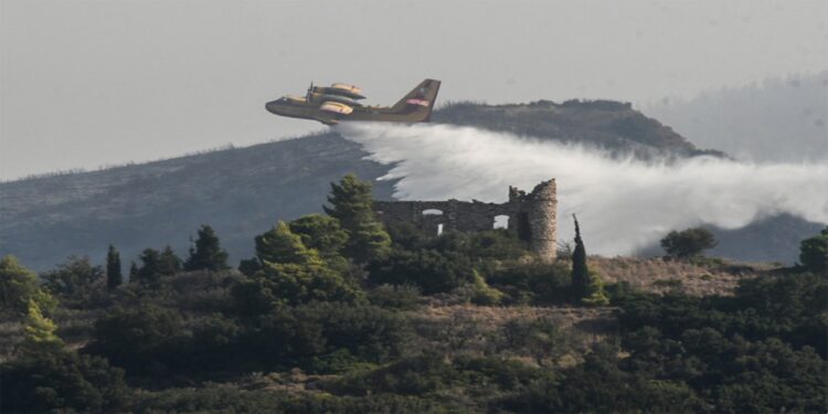Οι εξελίξεις στα πύρινα μέτωπα: Αναζωπύρωση στην Πρέβεζα – Καλύτερη εικόνα σε Πάτρα και Χίο – Υπό έλεγχο σε Αργολίδα και Κερατέα