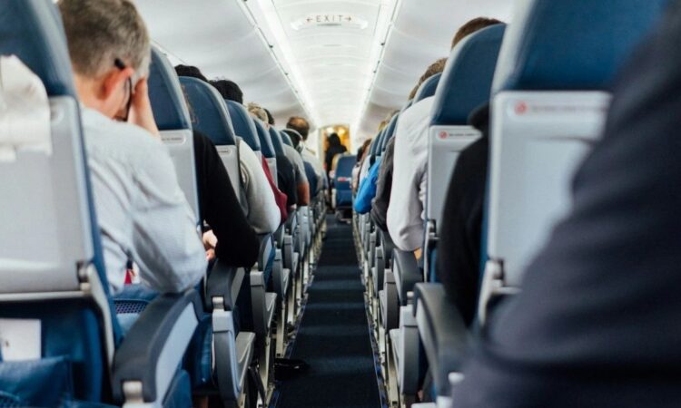 Αεροπορική εταιρεία προκαλεί την οργή με νέο κανόνα για plus size επιβάτες