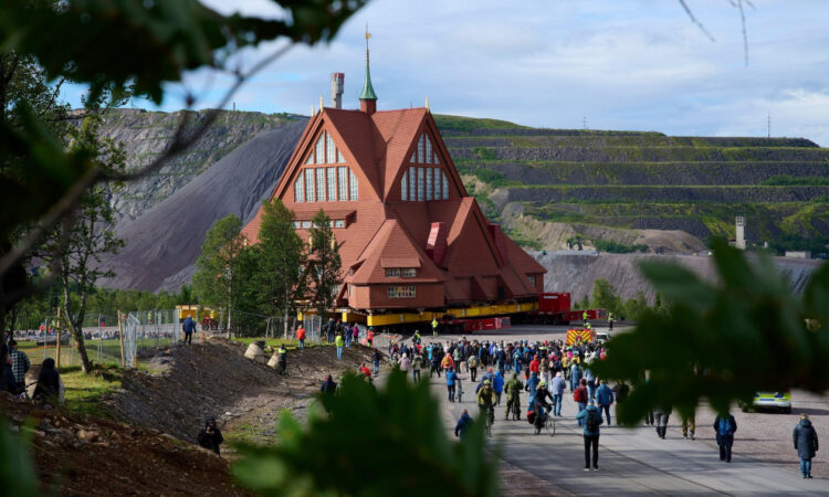Σουηδία: Μεταφέρεται ολόκληρη η ιστορική εκκλησία του Κιρούνα σε νέα τοποθεσία
