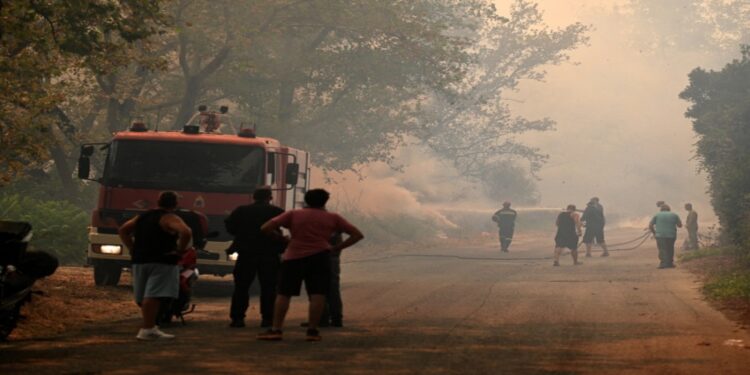 Απ΄ τις φλόγες η χώρα ζωσμένη: Απειλούν την Πάτρα – Εκκενώθηκε το «Καραμανδάνειο» νοσοκομείο – Καίγονται σπίτια στην Φιλιππιάδα – Αναζοπυρώσεις σε Ζάκυνθο και Χίο, μέτωπο στην Ηλεία