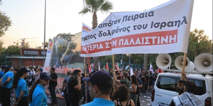 Πειραιάς: Σε εξέλιξη συγκέντρωση διαμαρτυρίας για το Crown Iris στο λιμάνι – Κλειστοί δρόμοι