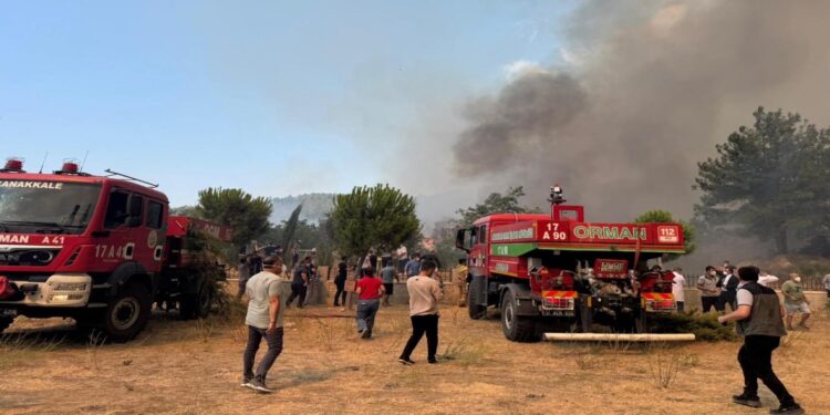 Τουρκία: Μεγάλη πυρκαγιά στο Τσανάκαλε – Πάνω από 2.000 κατοίκους απομακρύνονται άρον άρον