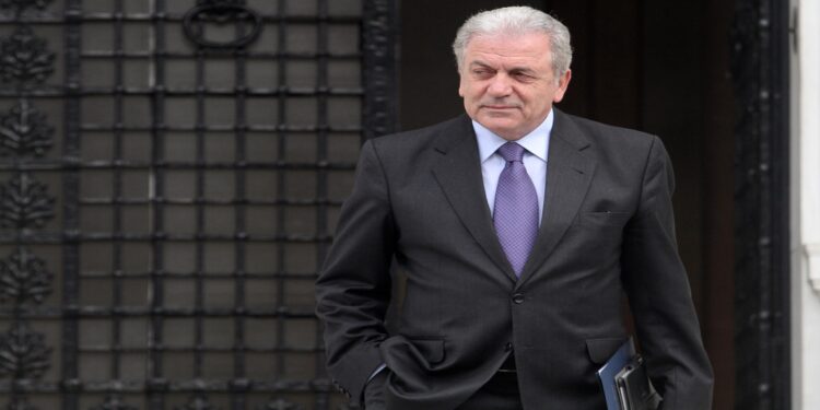 Και ο Αβραμόπουλος εκτός γραμμής – Πληθαίνουν οι φωνές της Νέας Δημοκρατίας για τα εθνικά