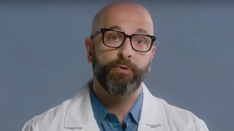 Δ. Δασκαλάκης: Ποιος είναι ο Ελληνοαμερικανός γιατρός που είπε στον Κένεντι τζούνιορ: Ως εδώ!