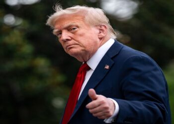 Τραμπ: Επιβάλλει επιπλέον διπλάσιους ή υψηλότερους δασμούς σε δεκάδες χώρες