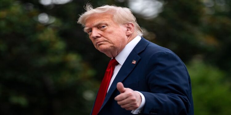 Τραμπ: Επιβάλλει επιπλέον διπλάσιους ή υψηλότερους δασμούς σε δεκάδες χώρες