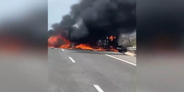 Μαρτυρία για το τροχαίο στην Εγνατία: «Βοήθεια, βγάλτε μας, σώστε μας» φώναζαν οι άνθρωποι – Βαριές κατηγορίες στον οδηγό του φορτηγού