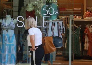 Αντίστροφη μέτρηση για την ολοκλήρωση των θερινών εκπτώσεων