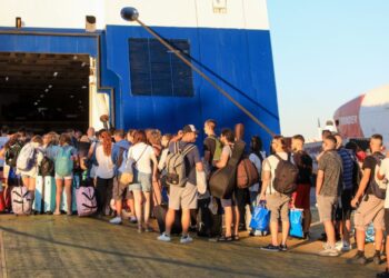 Βούλιαξαν τα λιμάνια: Τεράστια έξοδος από την Αττική – Οι συστάσεις του Λιμενικού στους ταξιώτες