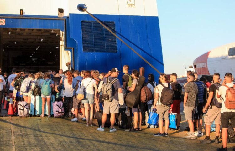 Βούλιαξαν τα λιμάνια: Τεράστια έξοδος από την Αττική – Οι συστάσεις του Λιμενικού στους ταξιώτες