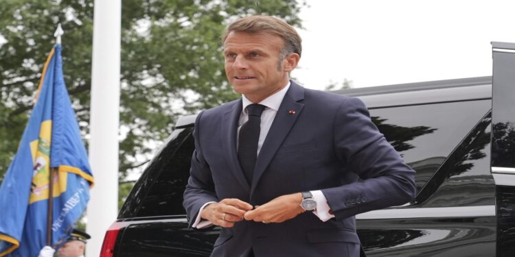 Μακρόν: «Η συνάντηση Ζελένσκι – Πούτιν να γίνει στη Γενεύη»