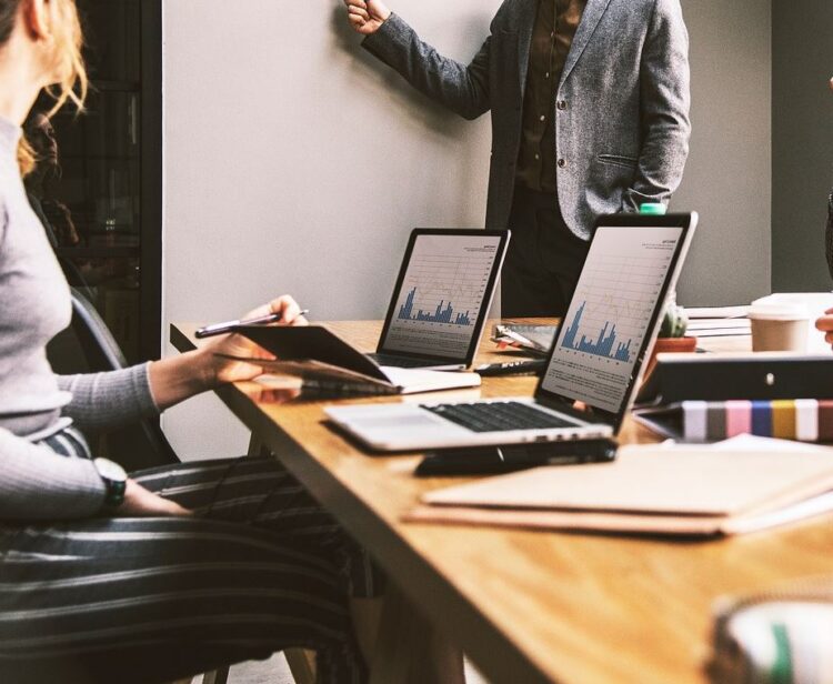 Εργασιακό καθεστώς: Ωράριο εργασίας και άδειες κατοχυρώνονται στις… βουλές του εργοδότη – Οι προβλέψεις του σχεδίου νόμου