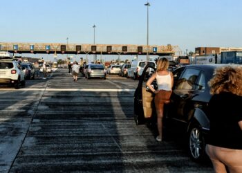 Εκτροπή φορτηγού στην Αθηνών – Κορίνθου – Διακοπή κυκλοφορίας στο ύψος των διοδίων της Ελευσίνας