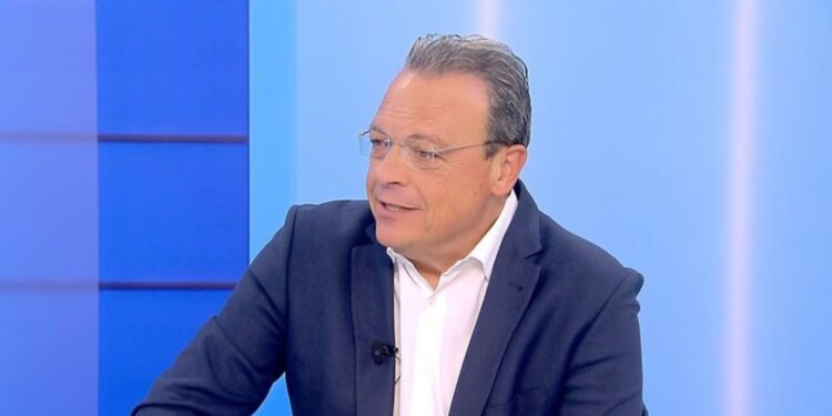 Σπόντα Φάμελλου στον ΣΚΑΪ: «Βλέπω δεν έχετε νεράκι – Ξεκίνησε η ιδιωτικοποίηση του νερού;»