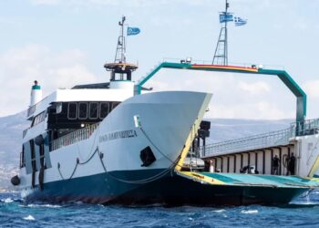 Ρήγμα 20 μέτρων εντόπισαν οι δύτες – Ερωτήματα και παραλείψεις για το φέρι μποτ που έπεσε σε ξέρα στα Νέα Στύρα