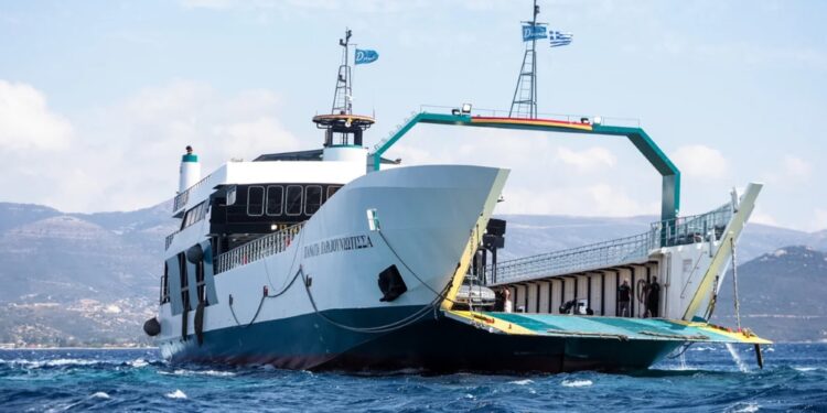 Ρήγμα 20 μέτρων εντόπισαν οι δύτες – Ερωτήματα και παραλείψεις για το φέρι μποτ που έπεσε σε ξέρα στα Νέα Στύρα