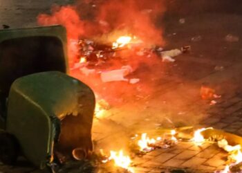 Αχαρνές: Χειροπέδες σε άνδρα για εμπρησμό από πρόθεση  – Έβαλε φωτιά σε κάδους σκουπιδιών