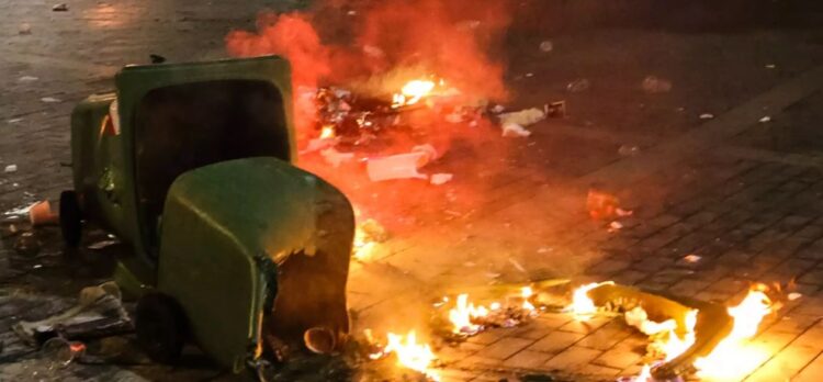 Αχαρνές: Χειροπέδες σε άνδρα για εμπρησμό από πρόθεση – Έβαλε φωτιά σε κάδους σκουπιδιών